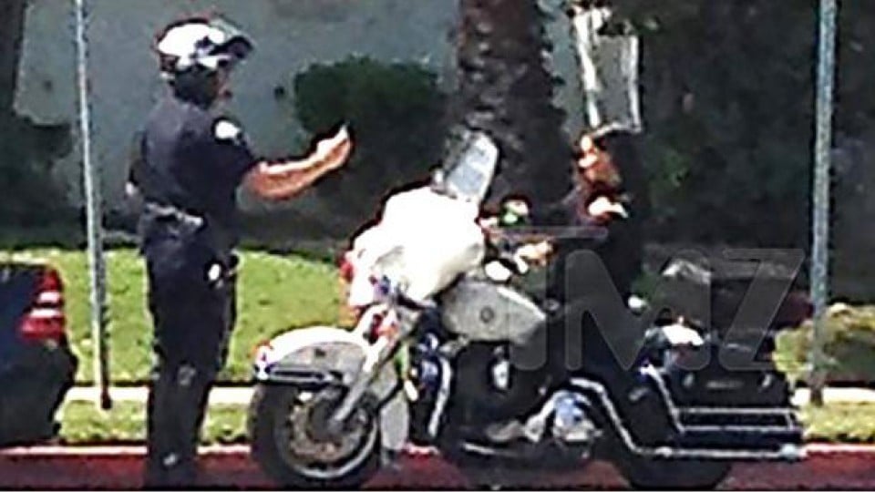Moto - News: Poliziotto fotografa una ragazza sulla sua moto... in cambio niente multa