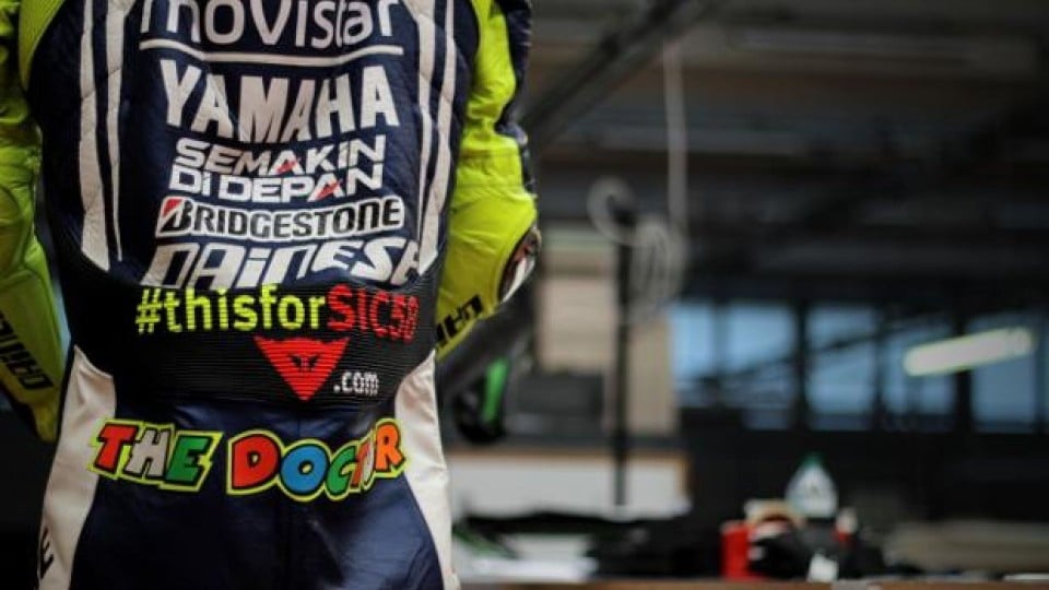 Moto - News: 24.001 euro per la tuta #thisforSIC58 di Valentino Rossi 