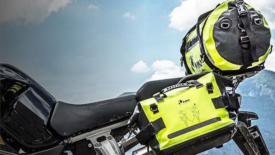 Moto - News: Amphibious Linea Fluo: borse da moto ad alta visibilità