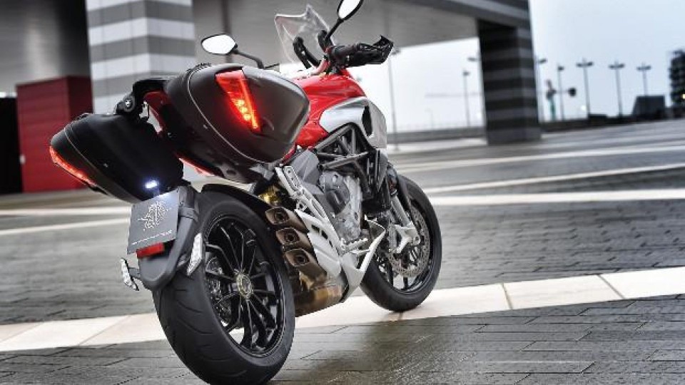 Moto - News: MV Agusta Stradale 800 2015: foto, video e prezzo