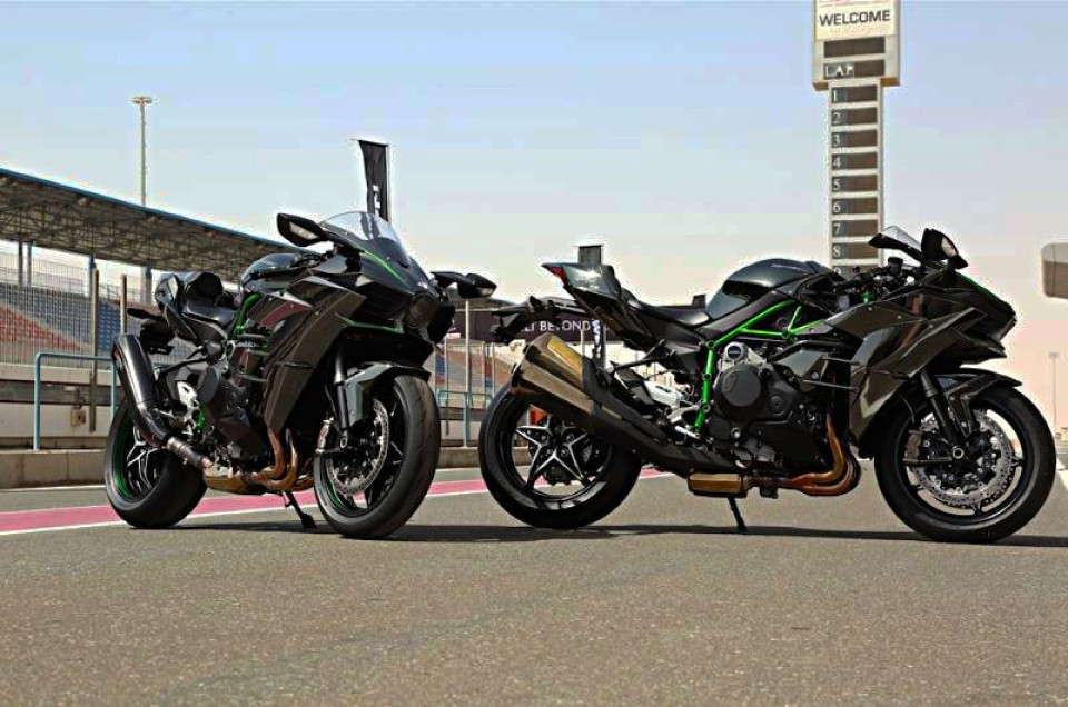 Moto - Test: Kawasaki Ninja H2 e H2R: Caccia bombardiere