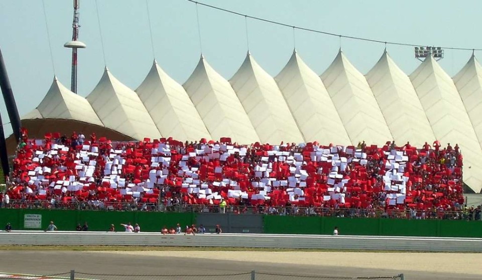 Moto - News: Pronte le tribune per tifare la Rossa