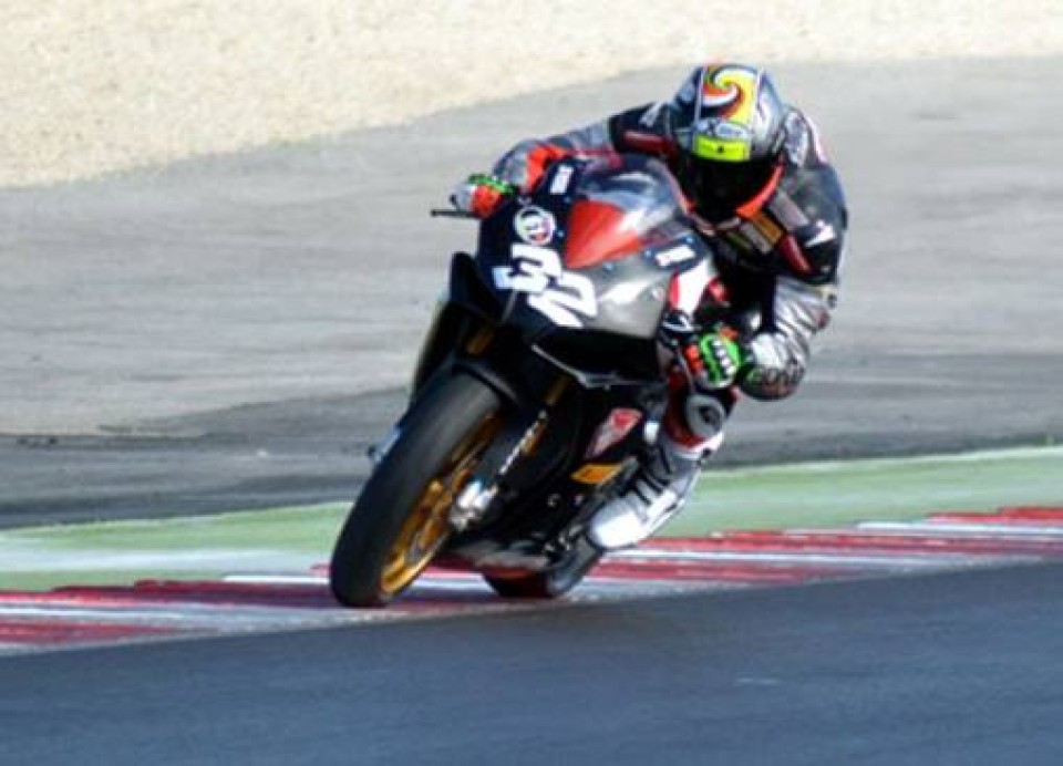 STK1000: Lorenzo Savadori parte forte