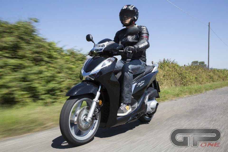 Moto - Test: Honda SH300i ABS 2016: stress, no problem