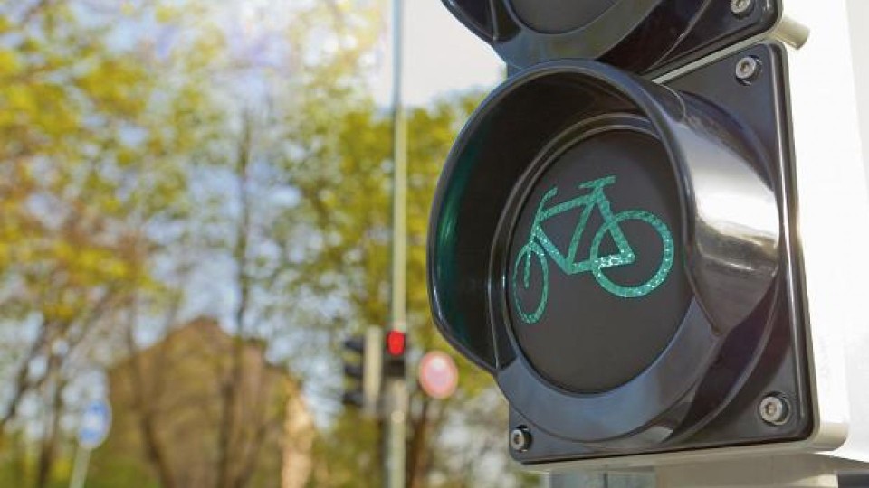 Moto - News: Parigi: in bici col rosso? Puoi andare a destra!