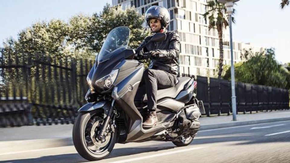 Moto - News: Yamaha X-Max Iron Max e nuove colorazioni scooter 2016