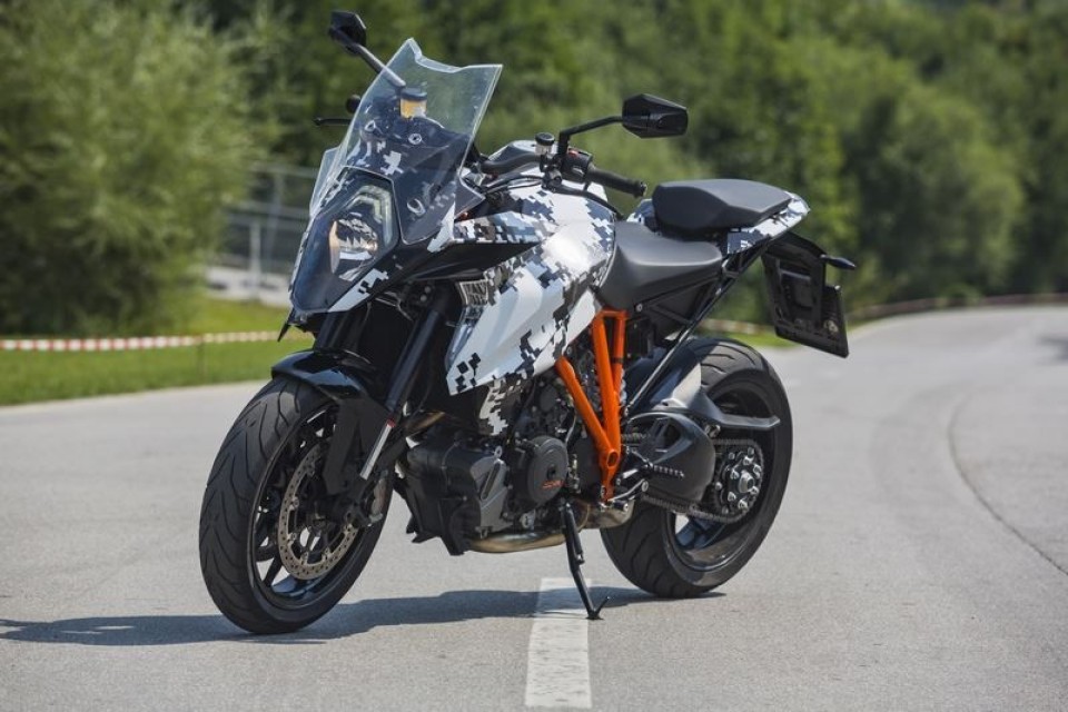 Moto - News: KTM svela la Superduke 1290 GT