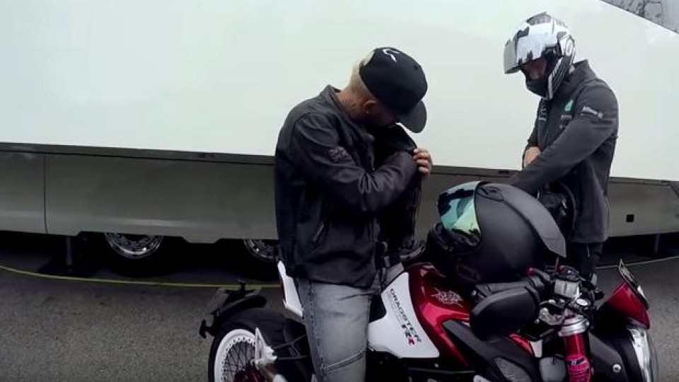 Moto - News: Lewis Hamilton testimonial d'eccezione di MV Agusta