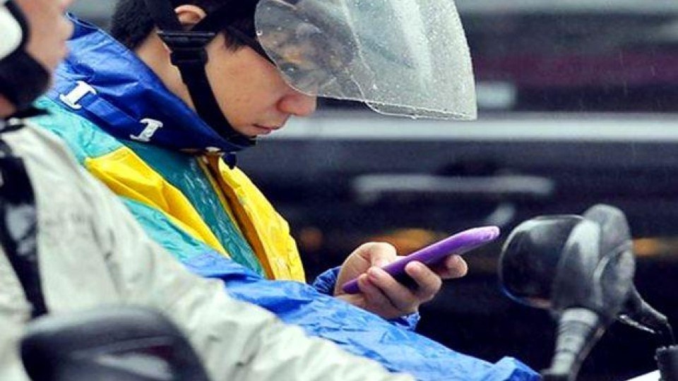 Moto - News: Smartphone e moto: occhio!