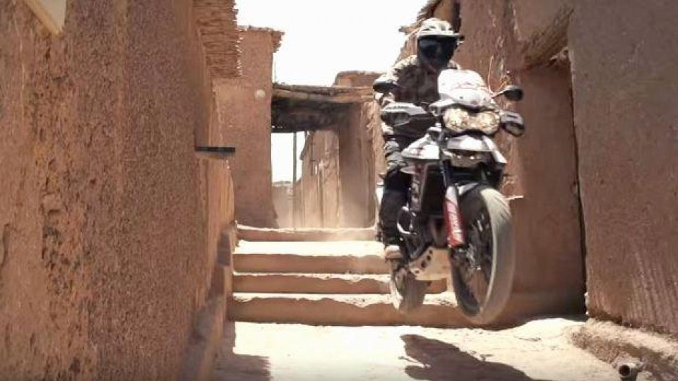 Moto - News: Julien Welsch scatena una Triumph Tiger 800 in Marocco [VIDEO]