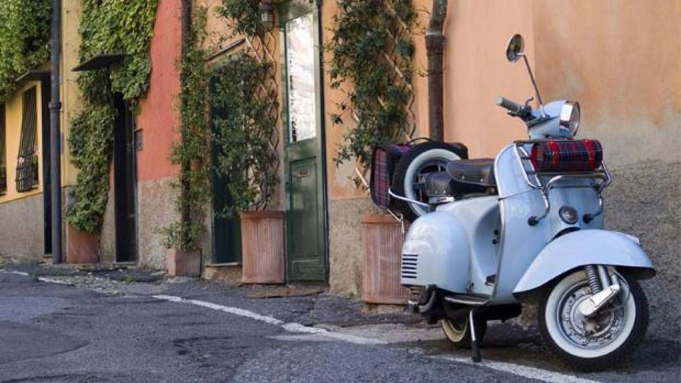 Moto - News: Genova vieta le moto a 2 tempi: i vespisti scendono in piazza