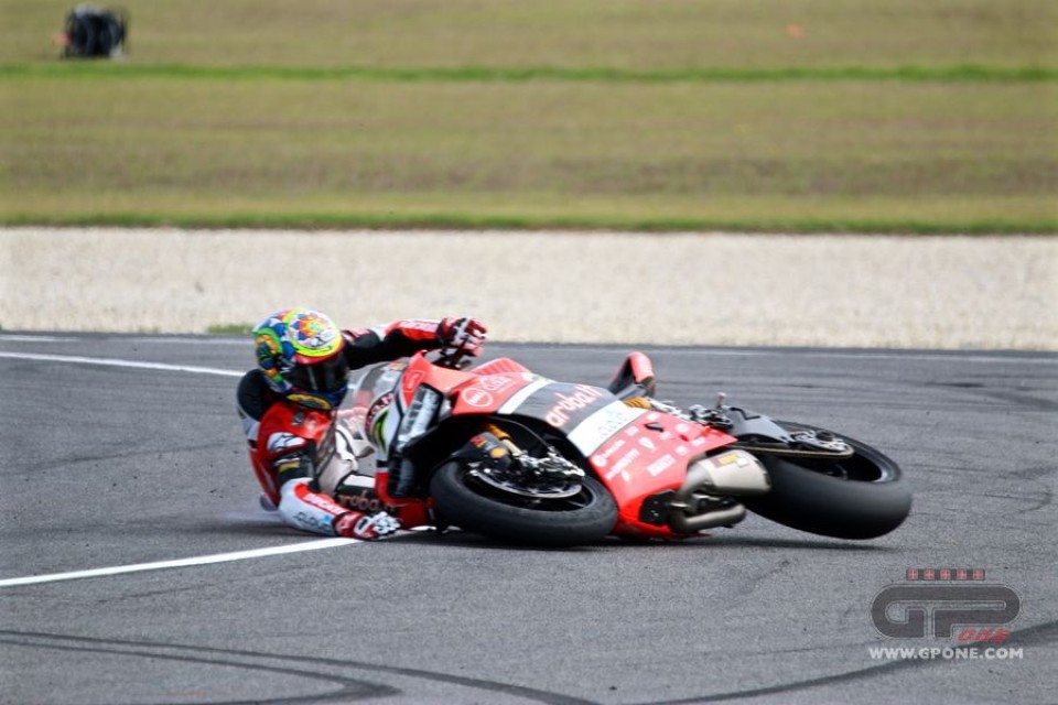 La caduta di Chaz Davies in Gara 2 a Phillip Island