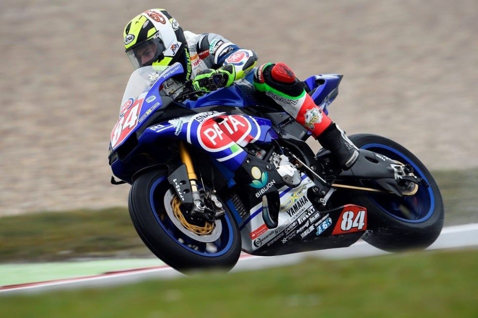 Assen, STK1000: Russo porta in pole la Yamaha