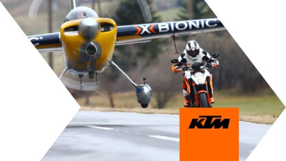 Moto - News: KTM Super Duke 1290 R SE contro Zivko Edge 540 [VIDEO]