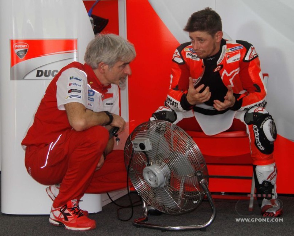 Casey Stoner nei box Ducati al Mugello