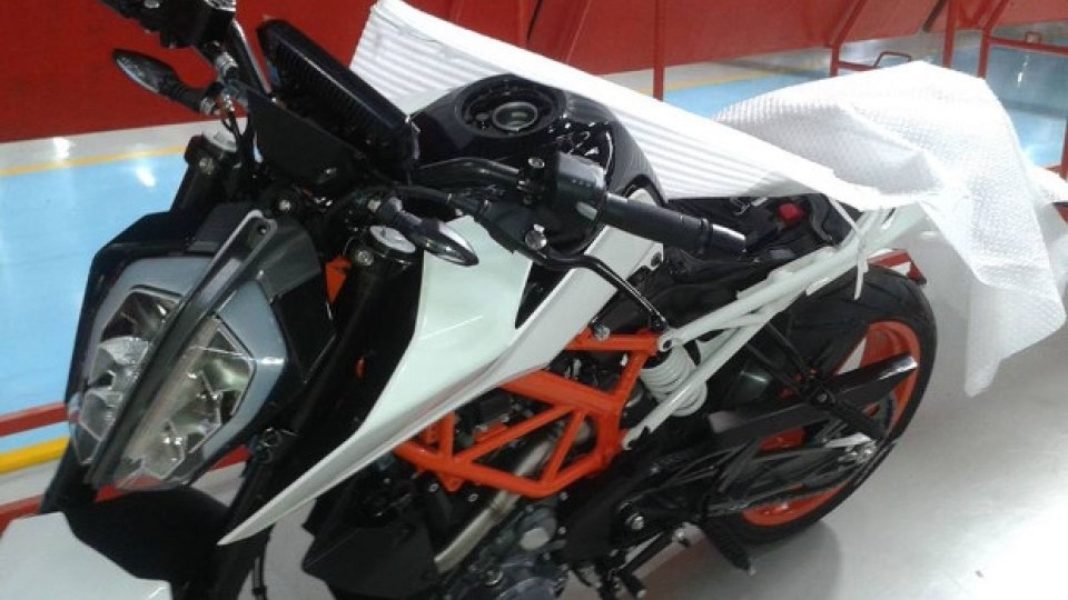 Moto - News: KTM 390 Duke 2017: ecco come sarà l'anteriore