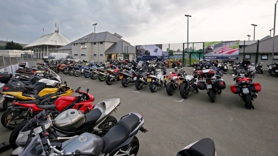 Moto - News: Tourist Trophy: dormire al Metzeler Village