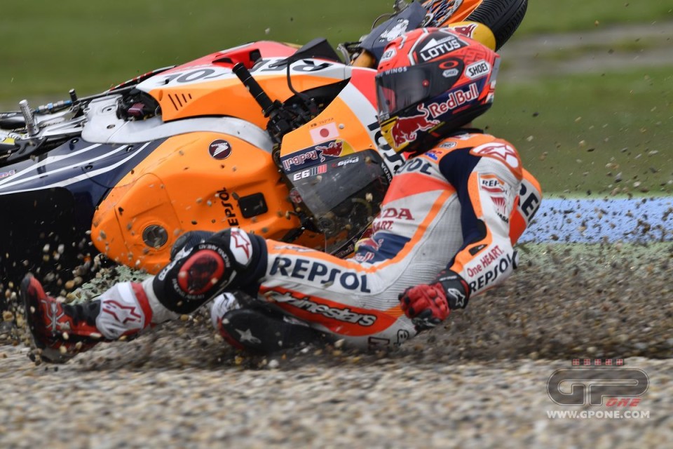 La caduta di Marc Marquez ad Assen