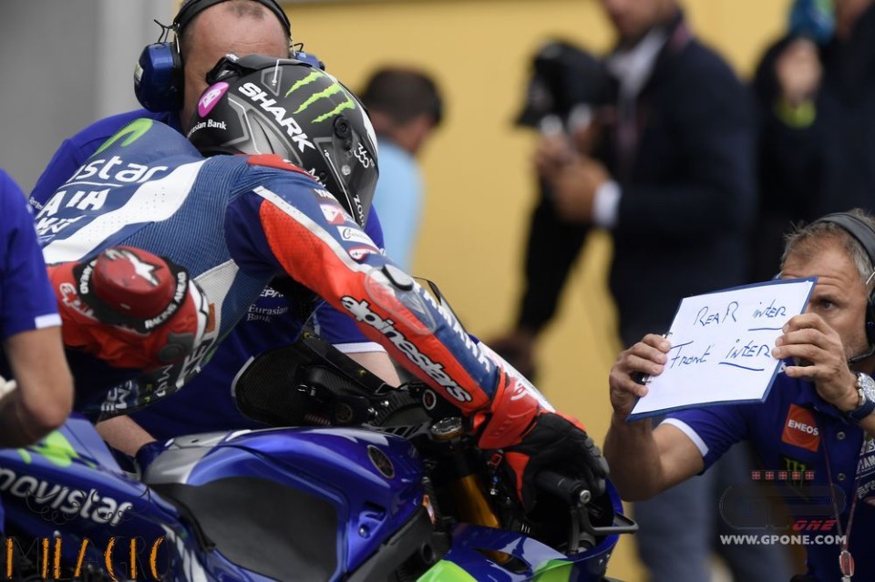 Radio communications: Rossi says yes, Marquez no