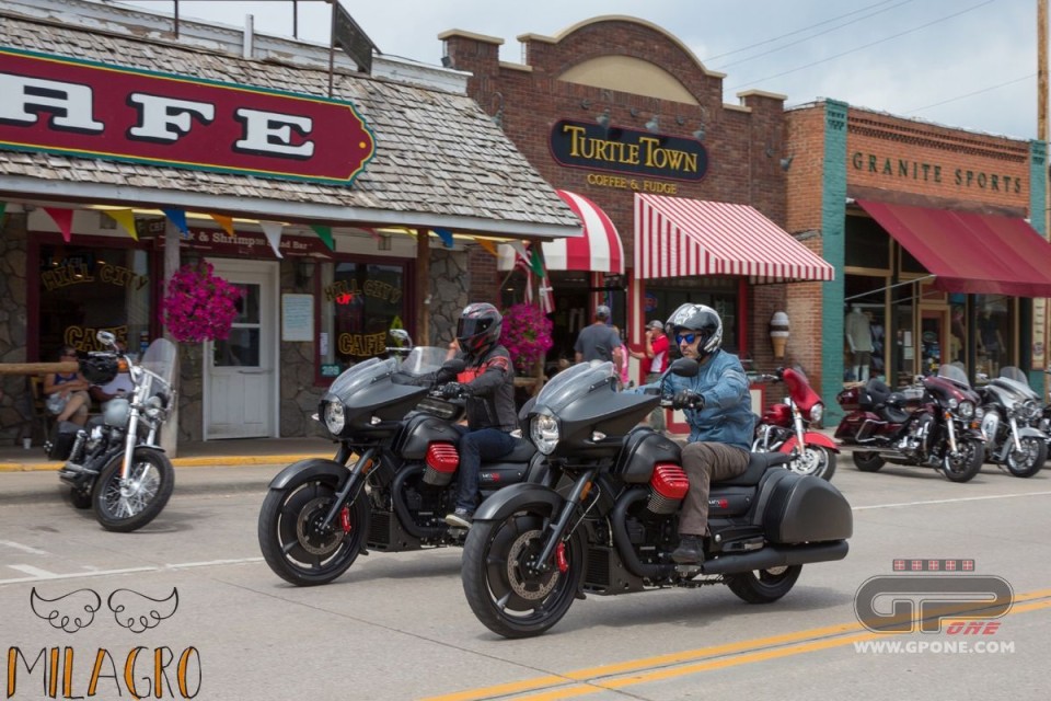 Moto - News: The Moto Guzzi MGX-21 bursts into the Sturgis temple