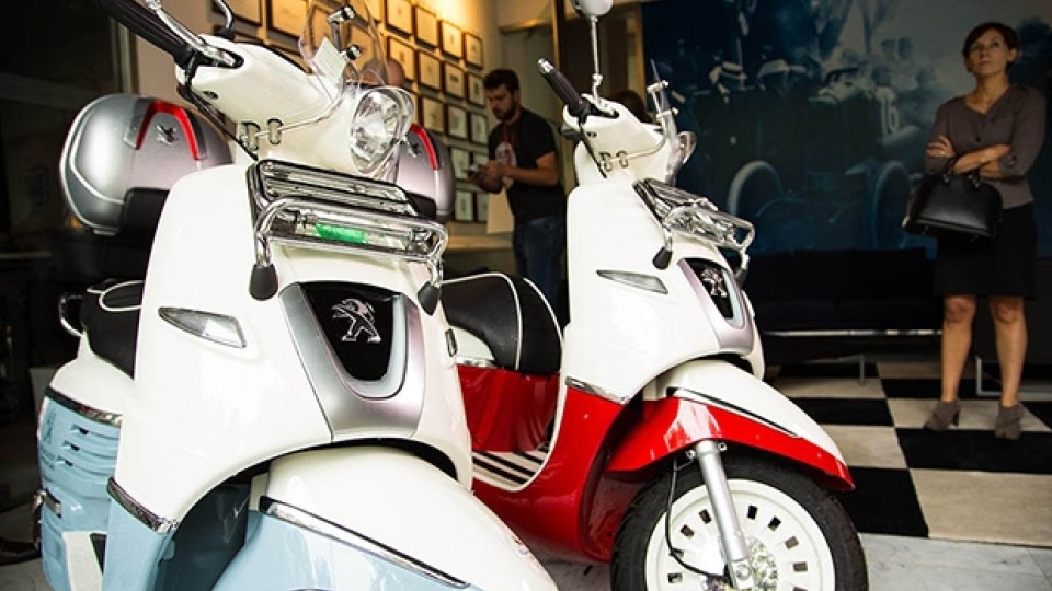 Moto - News: Con due Peugeot Django 125cc da Parigi a Saïgon