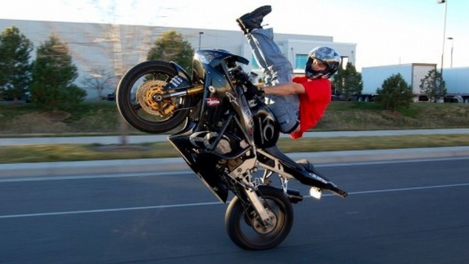 Moto - News: Impennata in moto: triplo pericolo!