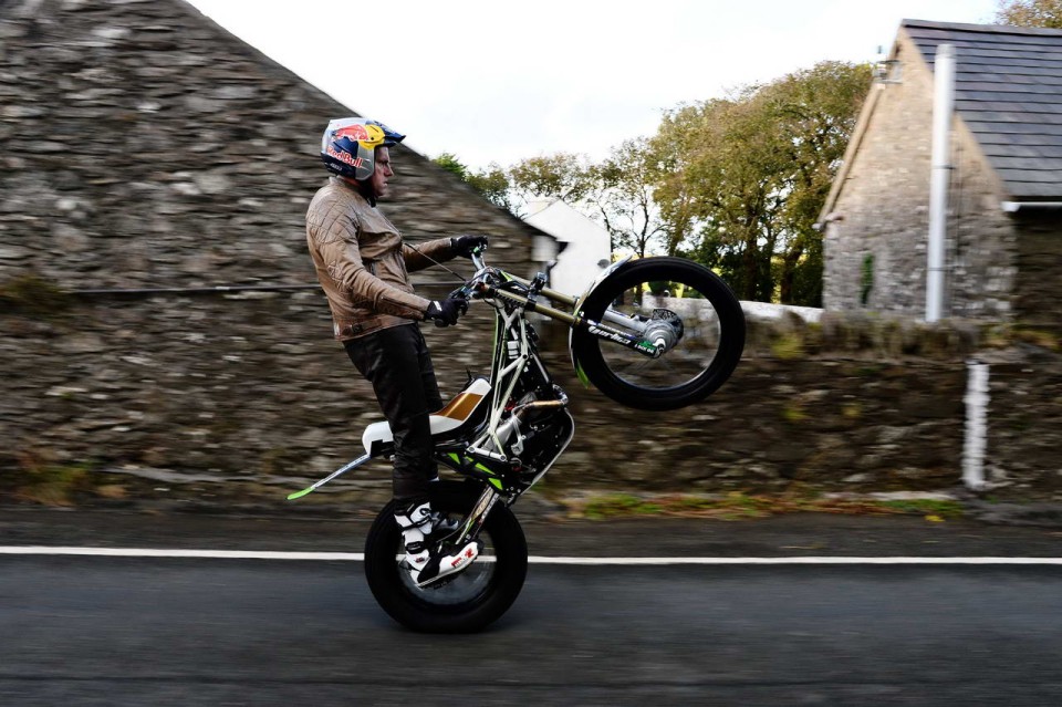 Moto - News: Dougie's Wheelie: Lampkin ce l'ha fatta!