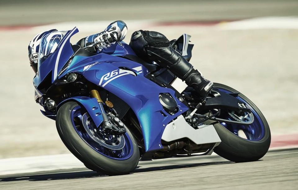 Moto - News: Yamaha YZF-R6: arriva ad aprile a 13.990 euro f.c.