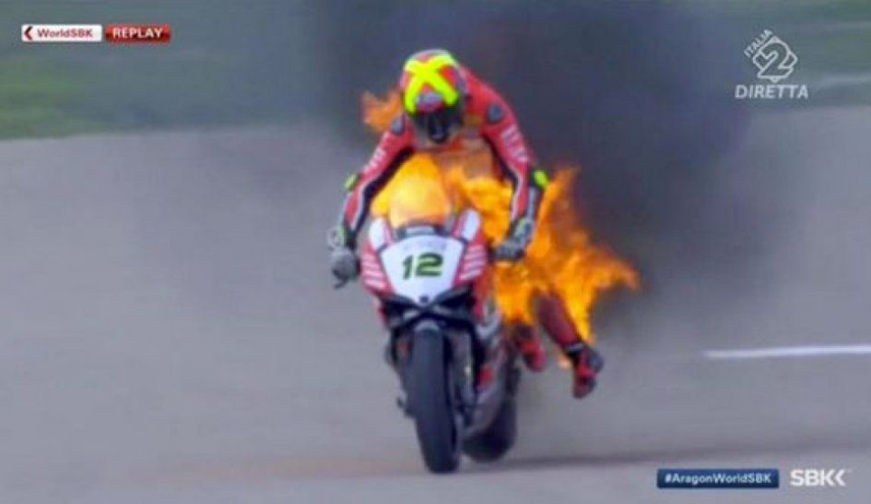 SBK: Paura per Forés: Panigale in fiamme, ustioni al collo ed al braccio