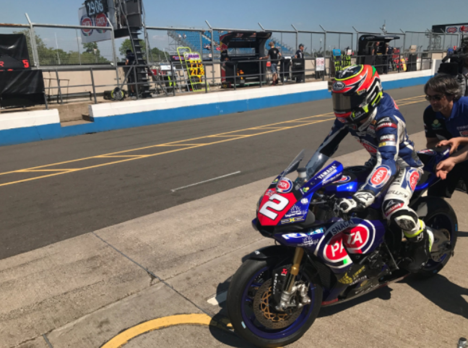 SBK: STK1000: Tamburini domina nel venerdì di Donington