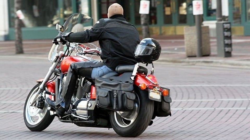 Moto - News: Direttiva sulla sicurezza: motociclisti senza casco nel mirino