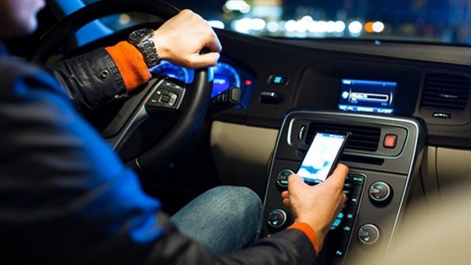 Moto - News: Smartphone alla guida: nessun ritiro immediato della patente