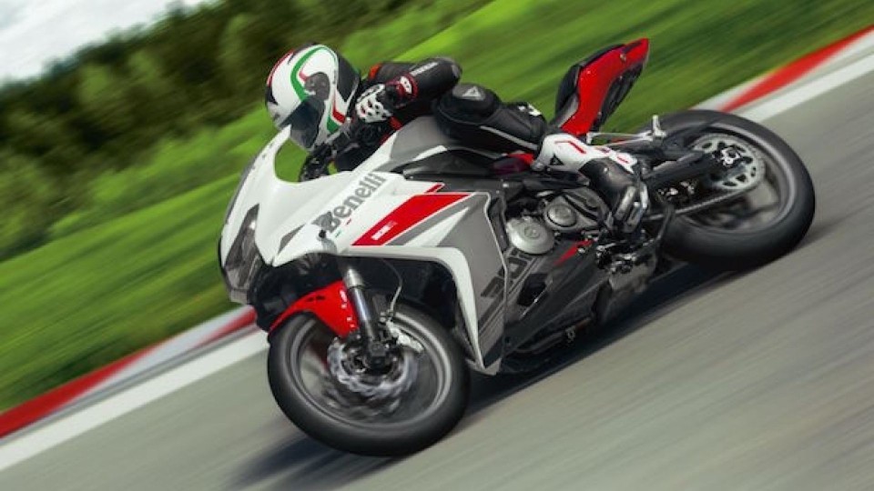 Moto - News: Benelli 302R, con i semimanubri affila le unghie