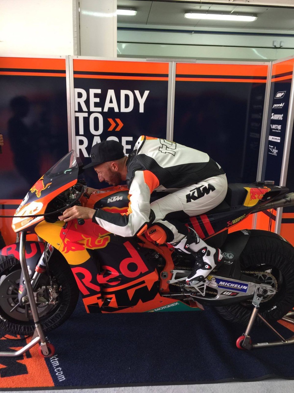 MotoGP: Cairoli takes measurements of KTM MotoGP