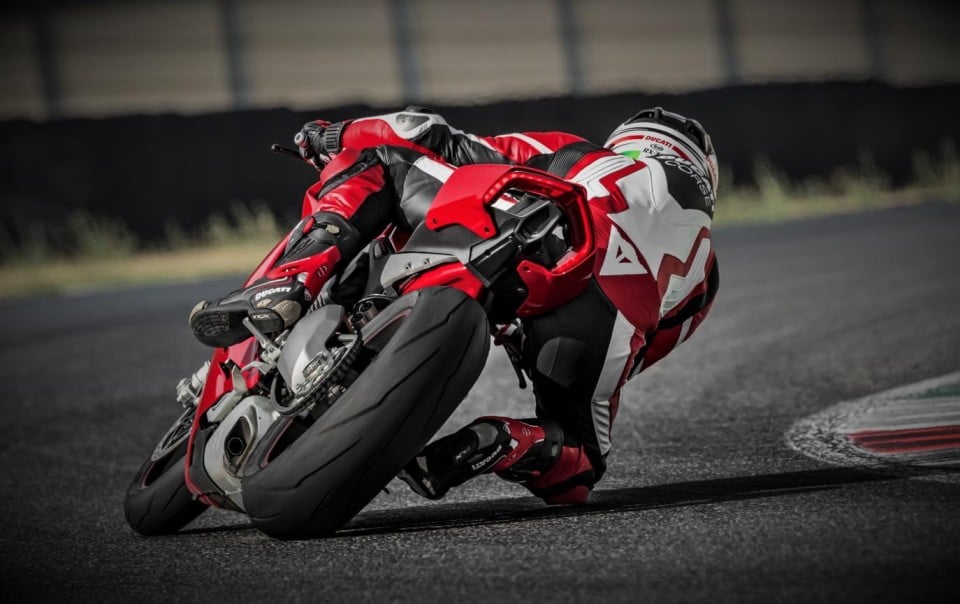 Moto - News: Eicma 2017, Pirelli: debutta la posteriore 200/60 sulla Panigale V4