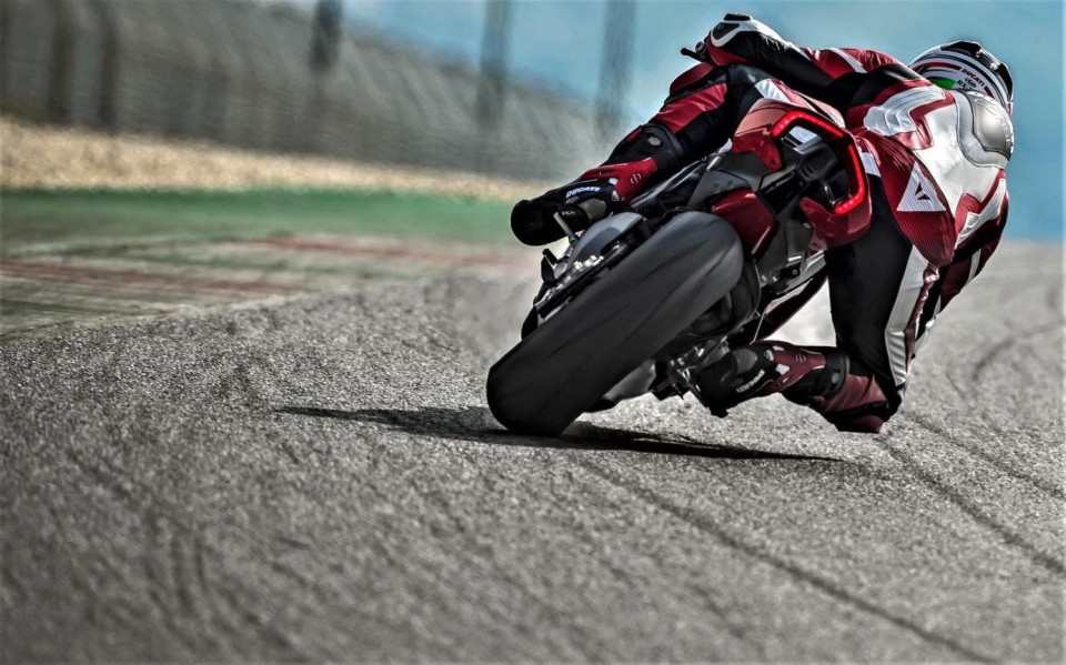 Moto - News: Pirelli e Ducati V4: l'obiettivo è stupire