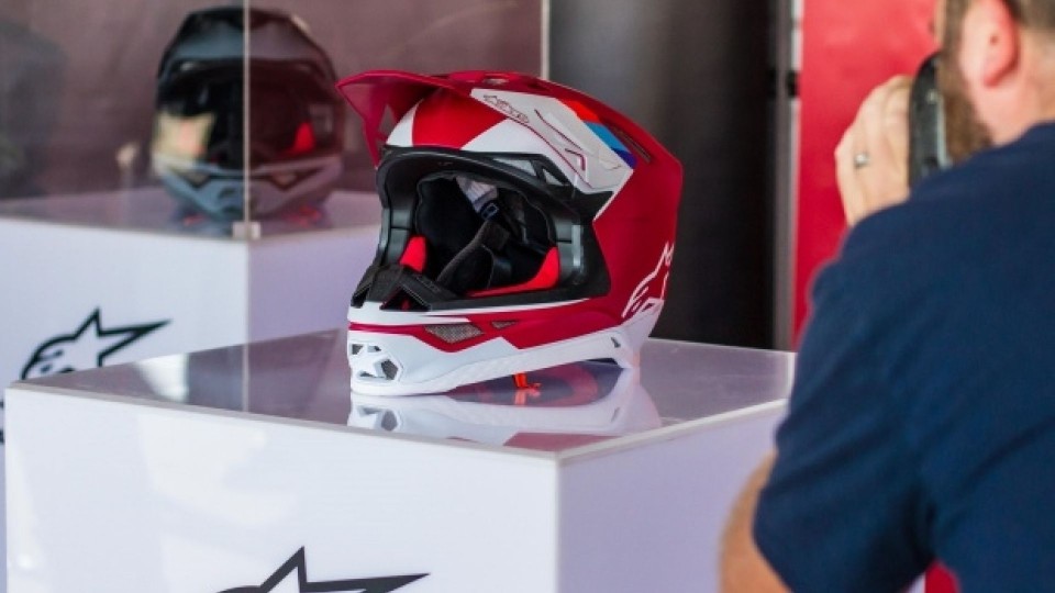 Moto - News: Alpinestars Supertech SM10, un nuovo casco per il Motocross