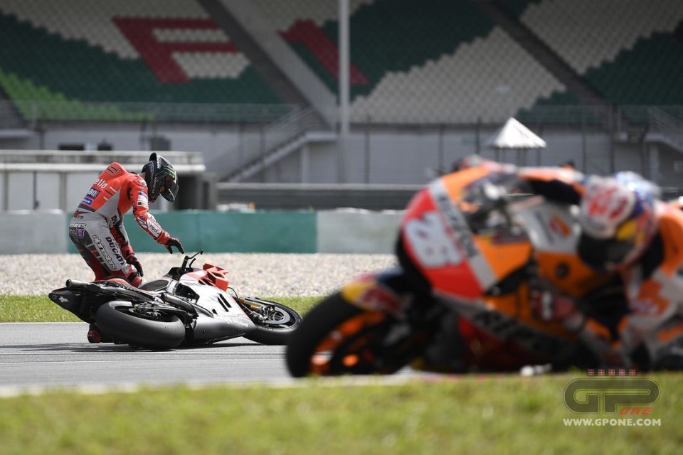 MotoGP: FOTO. La caduta di Jorge Lorenzo a Sepang