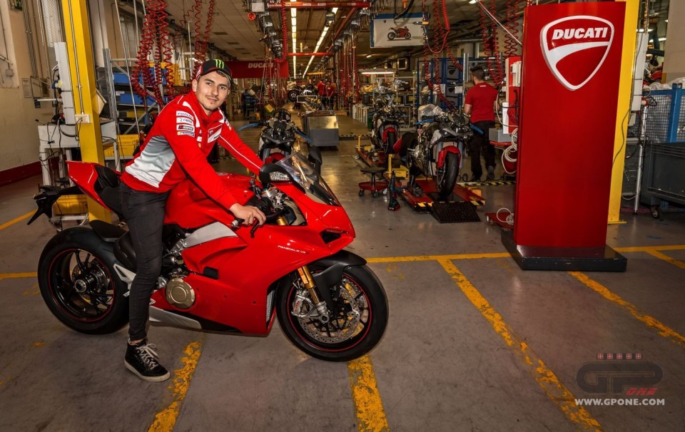 Moto - News: Ducati Panigale V4 had already been delivered!