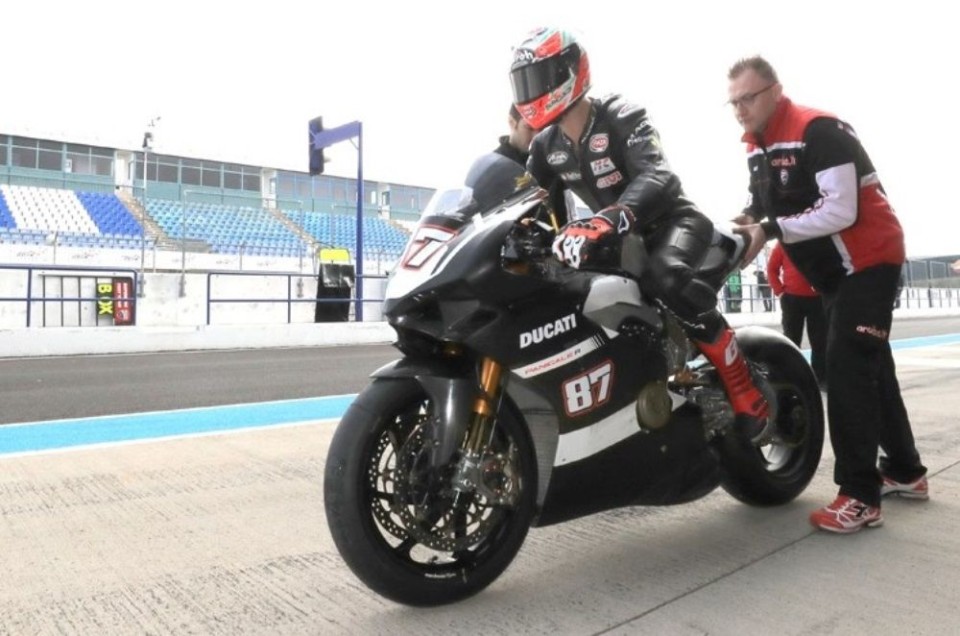 SBK: Lorenzo Zanetti takes the Panigale V4 onto the track in Jerez