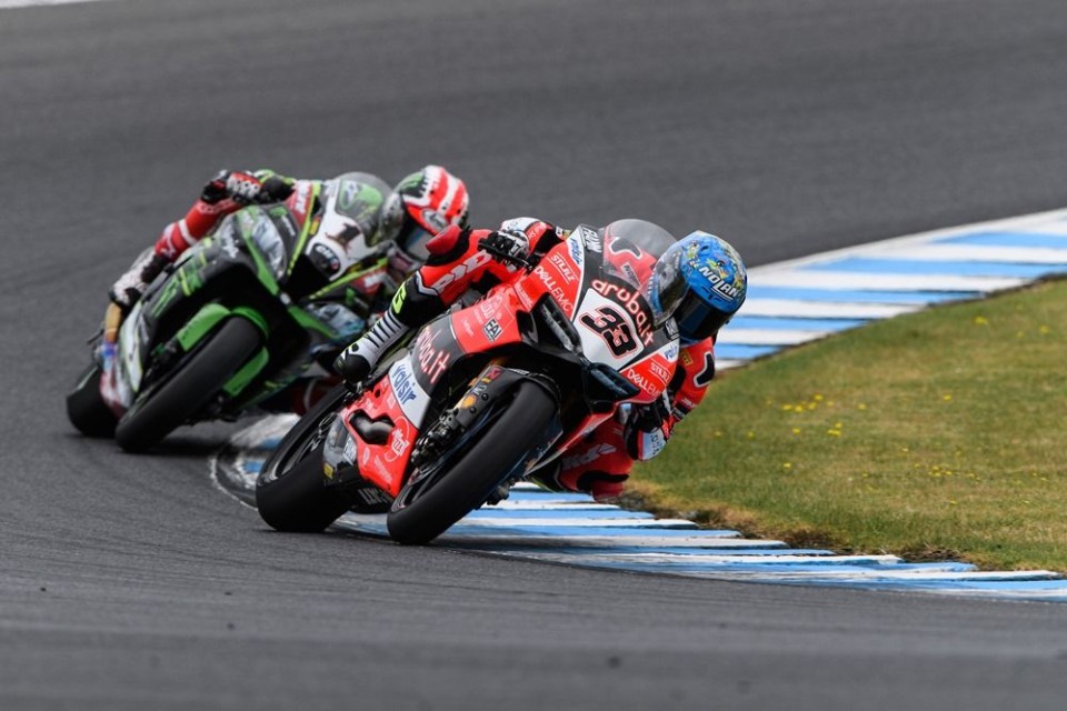 SBK: Magic Melandri, battles Rea to win in Race 2