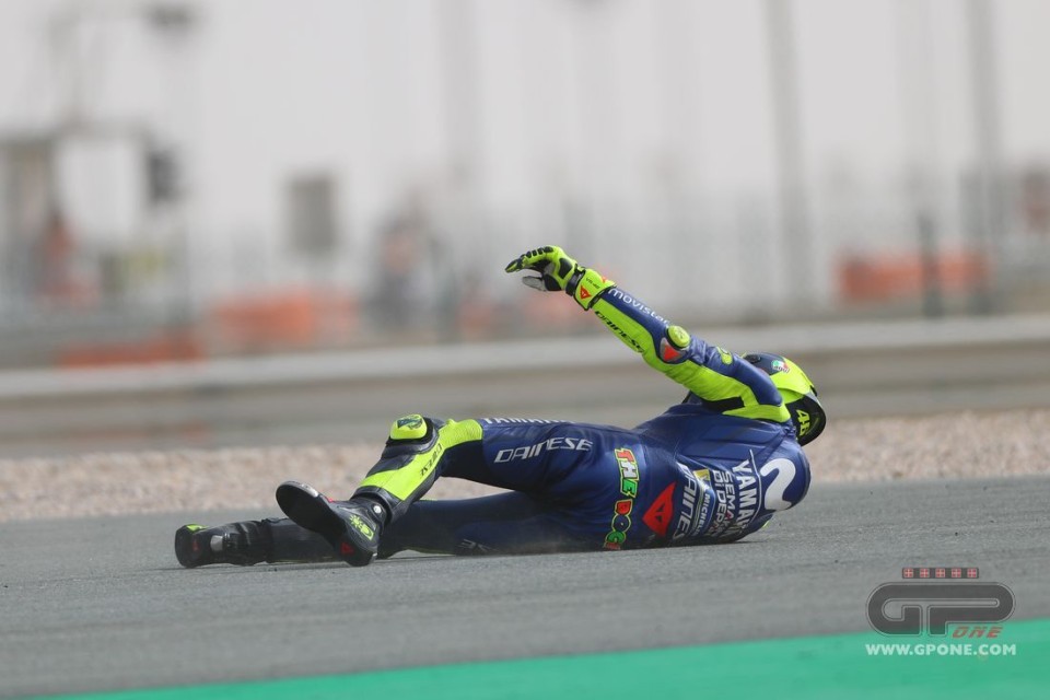 MotoGP: FOTO. La caduta di Valentino Rossi nelle FP3 in Qatar