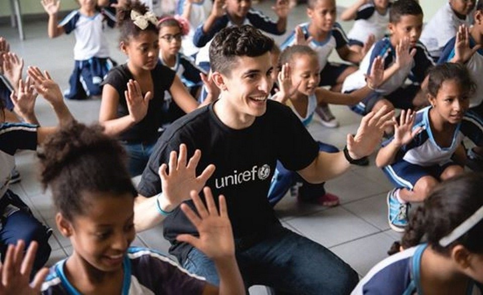 MotoGP: Marquez visita una scuola in Brasile per UNICEF