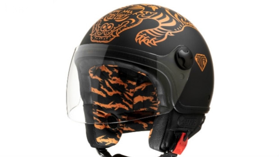 Moto - News: Helmo e Iuter insieme per un casco limited edition