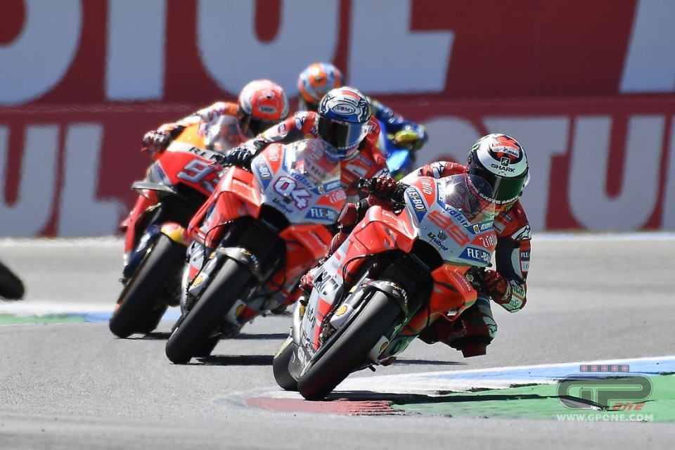 MotoGP: Lorenzo: "Tamponato a 200 all'ora, che fortuna rimanere in piedi"