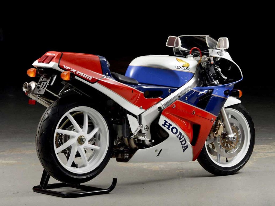 Moto - News: Honda VFR 750 RC30: una leggenda a 