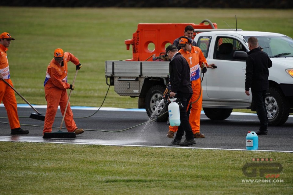 MotoGP: Disastro a Phillip Island: olio in pista, prove ritardate