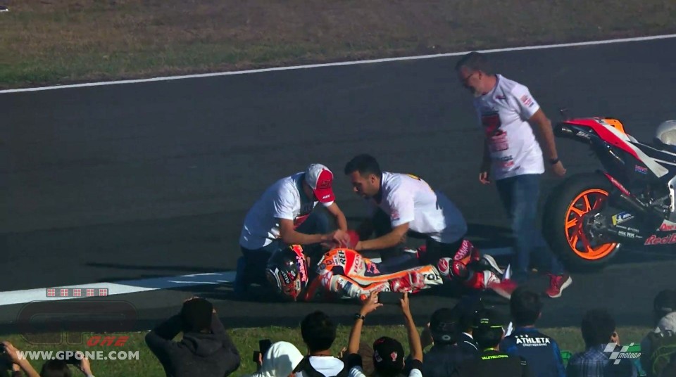 MotoGP: Fotosequenza: il momento in cui Marquez si è slogato la spalla