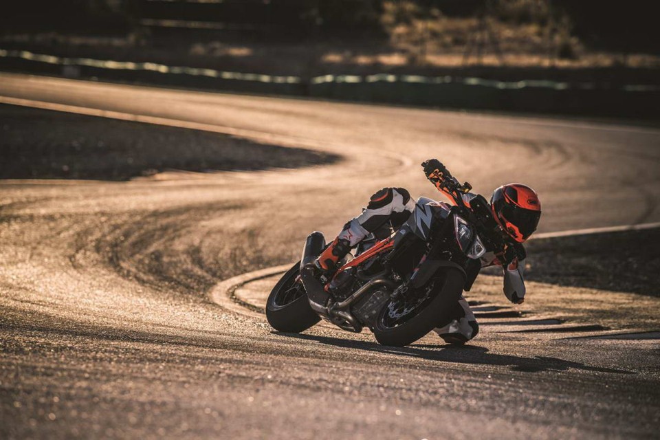 Moto - News: KTM 1290 Super Duke R e GT 2019: svelate le nuove 