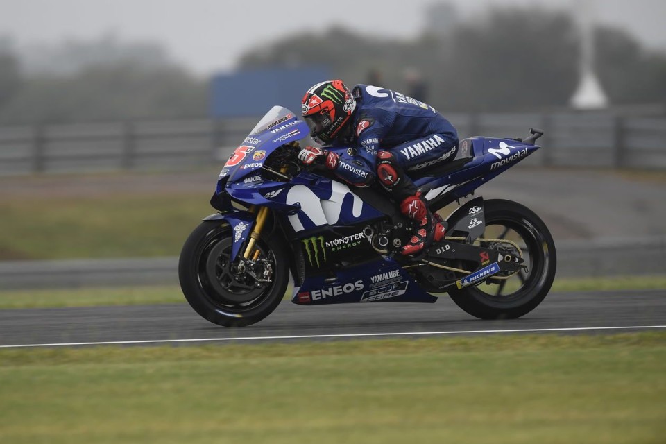 MotoGP: Vinales riporta la Yamaha in pole, Marquez cade e risorge